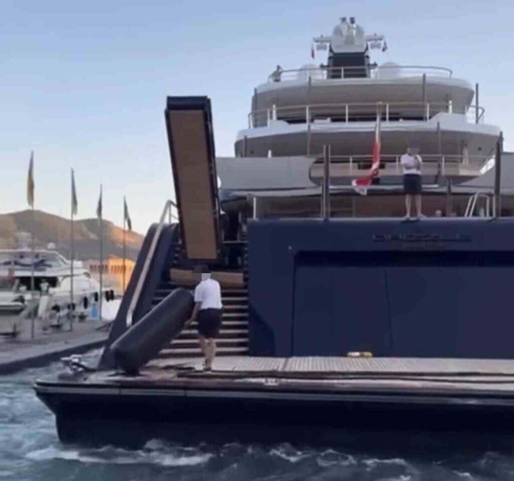 Yacht Drizzle di Amancio Ortega . Foto Ezio Cairoli