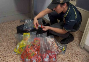 Hashish, metanfetamina e caramelle, biscotti e sciroppi al THC: arrestati due 20enni, sequestrati oltre 10 Kg di sostanze