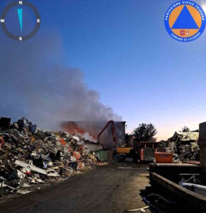 Incendio nella zona industriale, tra le raccomandazioni quella di evitare di stare all'aria aperta