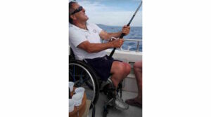 Fishing Cup Testa e Lische V edizione 11 luglio 2026 Circolo della Pesca e della Nautica Moletto di Ardenza Livorno - 11 Luglio 2026 Una giornata in mare, dedicata alle persone disabili, ospitate a bordo delle barche dei pescatori del Moletto. Programma: ore 07.00 ritrovo dei partecipanti e trasbordo sulle barche da pesca ore 08.00 uscite in mare ed inizio gara di pesca ore 12.00 fine gara e rientro al porto ore 12.30 pesatura del pescato e premiazione ore 13.00 buffet e convivialità Organizzatori Sport Insieme Livorno APS e Circolo della Pesca e della Nautica Ardenza ASD “Fishing Cup Testa e Lische” - finalità ed obiettivi Questa gara di pesca giunta ormai alla sua quinta edizione è l’occasione per vivere una giornata in mare, dedicata alle persone disabili, ospitate a bordo delle barche dei pescatori del Moletto. Rappresenta un’occasione unica per molti di vivere un’esperienza indimenticabile. Questo evento ci permette anche di puntare l’attenzione sull’accessibilità dei porti e dei porticcioli della nostra regione. Il mare dovrebbe essere alla portata di tutti, ma la conformazione della costa e l’inaccessibilità dei porti precludono a molti l’accesso al mare. Il nostro obiettivo è quello di intraprendere, assieme alle istituzioni competenti ed altre associazione, un percorso che possa portare all’ampliamento delle libertà per tutti. Partecipanti La gara di pesca sportiva dalla barca è rivolta a tutti, con particolare riguardo alle persone con lesioni spinali provenienti da varie città della nostra regione. Diamo l’opportunità a molti/e ragazzi/e di avvicinarsi al mare, alla pesca sportiva e alla nautica. Grande novità di questa edizione è l’apertura verso i bambini (accompagnati da un genitore), dopo la grandissima partecipazione avuta ai corsi di pesca ed al I Trofeo Piccolo Pescatore del settembre scorso (gara di pesca dal molo che si terrà nuovamente a settembre 2026). Regole e Programma Ogni partecipante sarà ospitato a bordo di un natante con un esperto pescatore che farà da tutor per tutta la sessione di pesca (i bambini saranno ospitati assieme al genitore ma potranno partecipare anche con la propria imbarcazione). Ritrovo ore 07:00 presso il Moletto di Ardenza, consegna materiale per la pesca ed esche, partenza ore 08:00, rientro per le ore 12:00 a seguire premiazioni e aperitivo/buffet. Sport Insieme Livorno L’Associazione Sport Insieme Livorno (S.I.L.) nasce nei primi anni novanta, il filo conduttore è stato il tennis in carrozzina con l’organizzazione di tornei nazionali e internazionali e la realizzazione di una scuola tennis stabile, diventata un punto di riferimento per molti atleti toscani. Da circa tredici anni la S.I.L. ha volto lo sguardo anche verso il mare con molteplici attività e progetti in cui le nostre due barche accessibili consentono di vivere il mare in piena autonomia e sicurezza. Attività come pesca sportiva dalla barca, corsi di vela, sup, snorkeling, sono finalmente accessibili anche a persone con gravi disabilità. Altre attività praticate dai nostri associati sono: vela, hand-bike, tennis in carrozzina. Il Moletto di Ardenza Il porticciolo (moletto) è nato alla fine dell’800 come porto di IV categoria, per l’uso dei pescatori locali, quando Ardenza era un borgo distinto da Livorno. Minato dai tedeschi durante l’ultima guerra, è stato ricostruito con il contributo del Ministero dei LL PP. Negli anni ’70 è stato fondato il Circolo della Pesca e della Nautica, in seguito intitolato allo storico presidente Emilio Mugnai, che ha ottenuto la concessione dello specchio acqueo, e realizzato l’assetto attuale. La sua principale caratteristica è quella di essere vocato alla nautica POPOLARE. Piccole barche da pesca, gozzetti, gommoncini, costituiscono ancora oggi la maggioranza dei natanti presenti. Esiste infatti a Livorno, ma anche altrove, tutto un insieme di fruitori della piccola nautica, pensionati, lavoratori, che poco ha a che fare con la Nautica da Diporto come è comunemente intesa, e che svolge un ruolo importantissimo, permettendo un’attività ricreativa ad una ben precisa fascia sociale. Il moletto è completamente accessibile sia per quanto concerne le strutture ed i moli sia per quanto concerne l’ingresso sulle barche con una particolare gruetta istallata appositamente ed aperta a tutti coloro ne hanno necessità. Il moletto è di tutti. Istituzioni, Sostenitori, Partners Comune di Livorno è partner del progetto Moletto di Ardenza e S.I.L. sono gli organizzatori Ortopedia Michelotti, uno dei sostenitori storici, da sempre con noi, per sostenere eventi e innovazioni Nuova Simat, azienda dinamica e lungimirante che da qualche anno contribuisce a dare linfa ai nostri progetti Seajeat, azienda vicina a S.I.L. per l’assistenza ai loro autogonfiabili di salvataggio in uso a bordo delle nostre barche BBraun, azienda leader in campo medicale, da anni condivide i nostri eventi Reefer Terminal, CPL (compagnia lavoratori Portuali), CILP (Compagnia Impresa lavoratori Portuali S.I.L. e Moletto di Ardenza sono grati a tutti coloro che in qualsiasi maniera ci sono vicini e rendono possibile la realizzazione di questa importante manifestazione. Le Federazioni Federazione Italiana Pesca Sportiva e Attività Subacquee