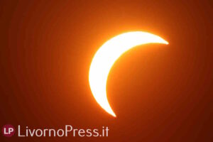 Eclissi di Sole al tramonto le foto e i video