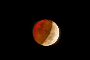La Luna si tinge di rosso: lo spettacolo dell’eclissi all’alba
