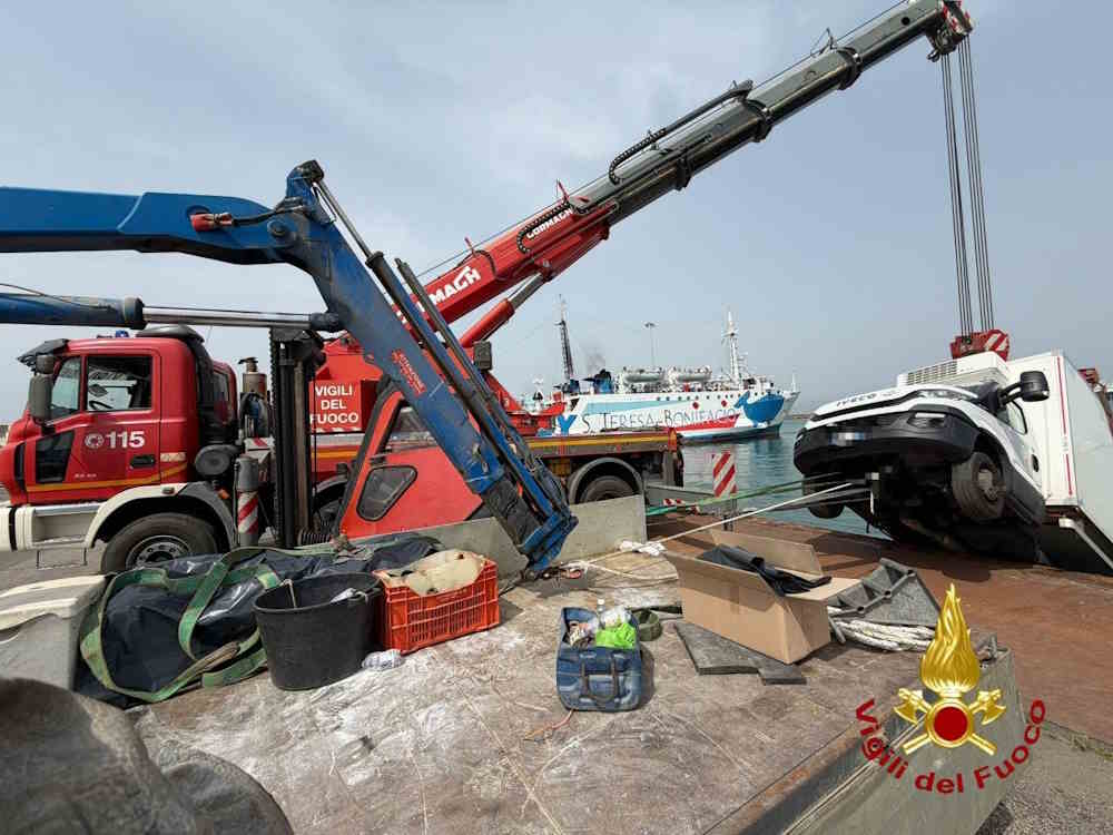 Furgone finisce in mare dalla banchina del porto di Piombino: intervengono i Vigili del Fuoco