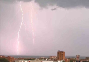 Lampi su Livorno, foto Paolo Mura. 17 agosto 2026  #meteo #maltempo #livorno #lampi #fulmini 