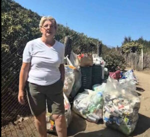 Cecina, spiagge invase dai rifiuti dopo la notte di Ferragosto. La sindaca Burgalassi: “Devastate”