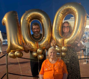 Livorno festeggia Miranda Mori cento anni di lavoro, famiglia e grinta