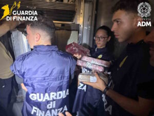 Porto di Livorno, maxi sequestro di cocaina: 65 chili nascosti in un container di banane