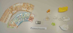 Evade dai domiciliari, la Polizia lo trova al bar: in casa droga, bilancino e oltre 3mila euro