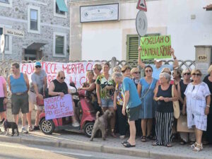 Ritardo apertura ambulatorio a Guasticce: "le promesse si mantengono", cittadini in strada con cartelli 