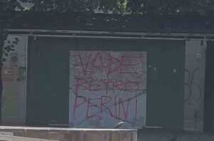 "Vade retro Perini": striscione contro il consigliere di Fratelli d'Italia in piazza Garibaldi