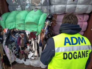 Porto di Livorno, sequestrate 500 tonnellate di rifiuti tessili