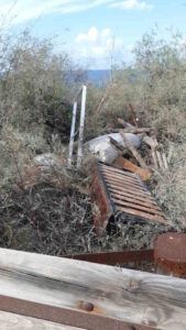 Materasso divano letto, mobili e suppellettili abbandonati a Calafuria, scattano le indagini